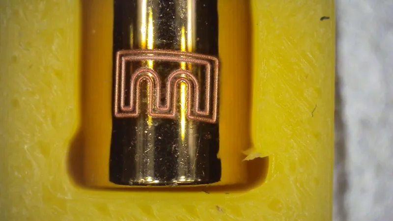 Monogramme Manine gravé en contour sur une férule avec dorure