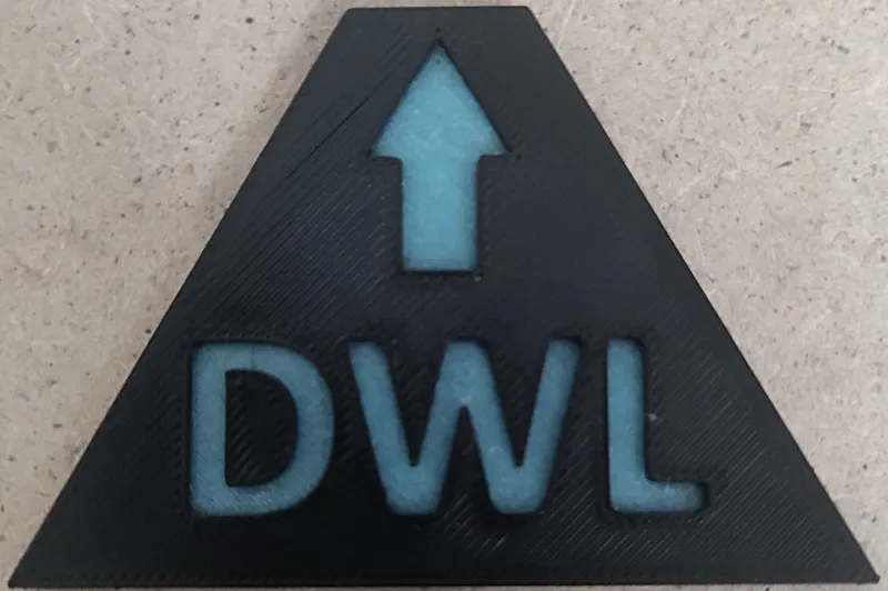 Petite signalétique DWL noire avec lettres et flèche bleu cyan