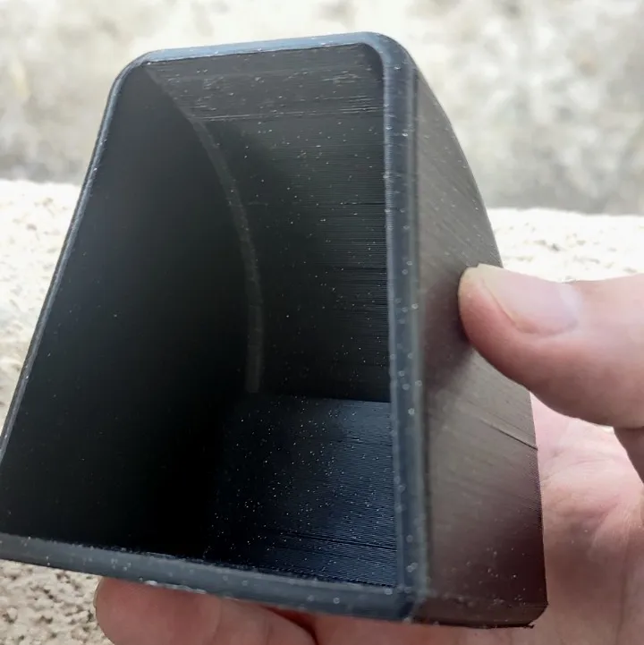 Pièce technique noire imprimée en ASA, montrée en main