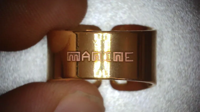 Logo Manine gravé sur une bague avec dorure
